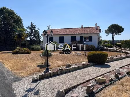maison lumineuse avec piscine et grand terrain