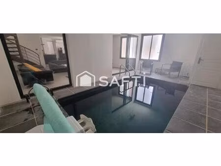 belle bâtisse avec piscine intérieure et terrasse