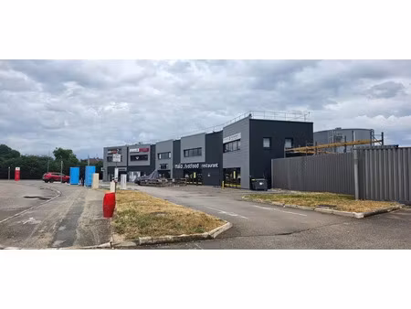location locaux professionnels 4 pièces 84 m² à tavaux (39500)  1 150 €