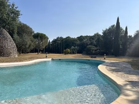 a 3 km d'uzès  belle bastide sur 4200 m2 de terrain avec piscine.