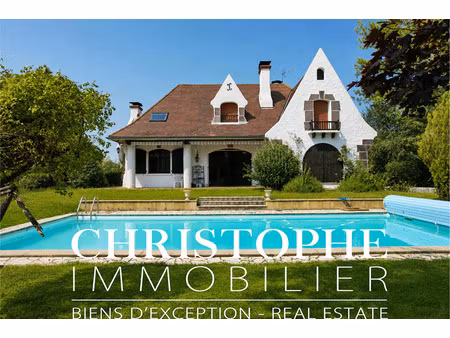 vente maison 10 pièces 250m2 pau 64000 - 549000 € - surface privée