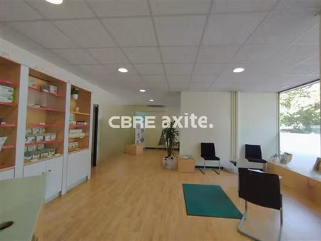 location commerce annemasse 240 m²