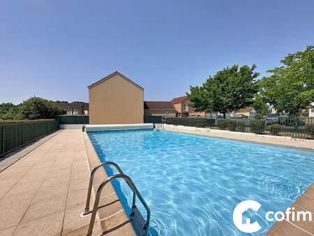 beau t2 en rdc avec exterieur  piscine et parking