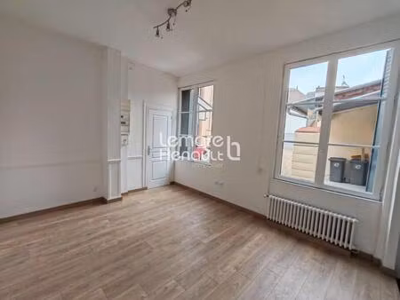 prox. lycée rotrou  studio 24.34 m² en rdc – cuisine equipée