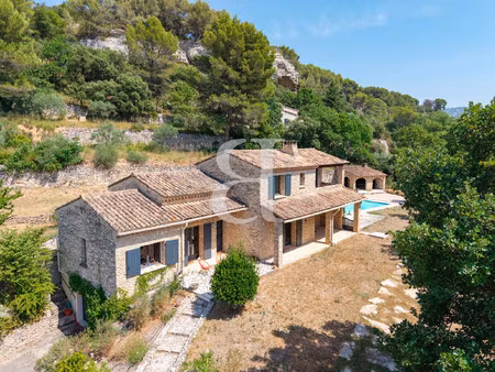 magnifique maison en pierre avec vue au beaucet