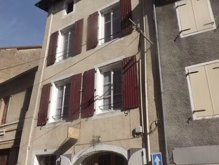confolens - deux appartements  magasin et cour - bonne affaire