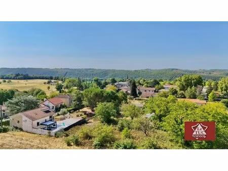 maison en pierre avec piscine.