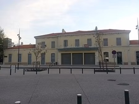 location commerce 4 pièces 240 m² à salon-de-provence (13300)
