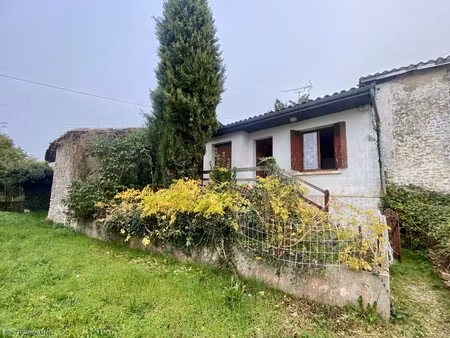 prix négociable : maison plain pied à rénover centre aunac