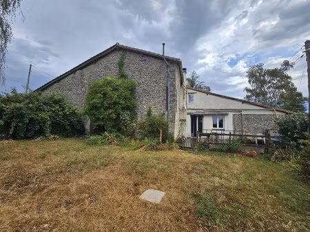 maison individuelle de hameau avec grange attenante et excellent potentiel