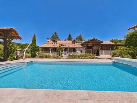 fabuleuse maison en pierre avec piscine et joli jardin