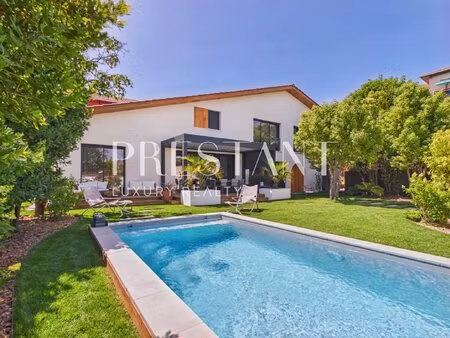 maison familiale avec piscine et jardin paysager