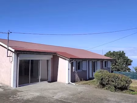 location maison 6 pièces à le tampon (97430)  1 025 €