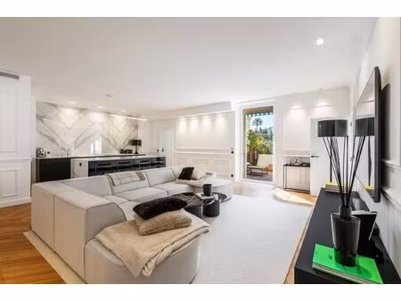 rare : appartement entierement renove avec gout + terrasse de 25m2