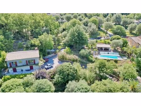 villa avec vue avec piscine  pool-house et vue magnifique sur les gorges du loup