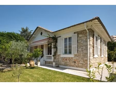 charmante villa de plain-pied  orientée sud-ouest  dans un quartier très prisé de...