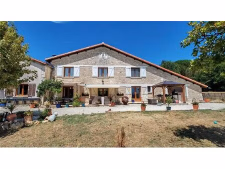 belle maison de caractère avec vue spectaculaire  piscine et plus d’un hectare de terrain 