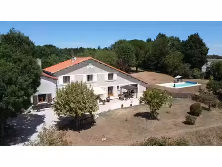 belle maison de caractère avec vue spectaculaire  piscine et plus d'un hectare de terrain 