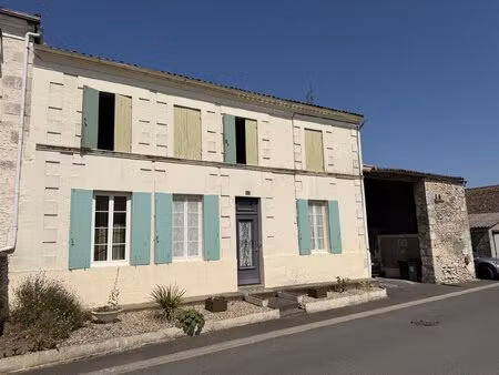 maison charentaise avec ses dépendances