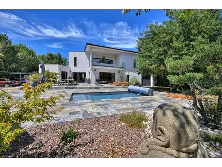 villa contemporaine de 159 m² 5 chambres avec piscine chauffée sur plus d'un hectare de te