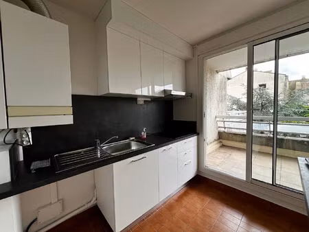 a louer - toulouse 31400 - appartement t2 45 m² avec cuisine équipée  loggia et parking - 