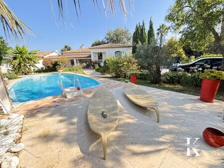 villa avec piscine et dépendance