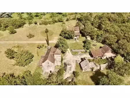 propriété avec 2 maisons   dépendances sur gr65