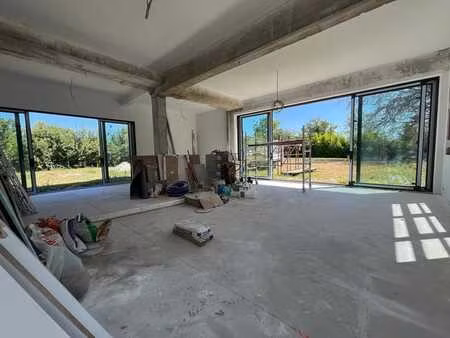 spacieuse maison style loft en cours de finition