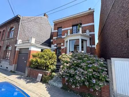 grande maison à rafraichir + garage et jardin
