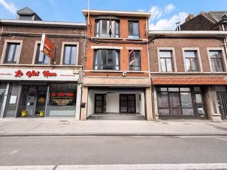 maison fraichement rénovée avec commerce à vendre