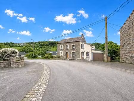 jolie maison en pierre avec jardin et garage