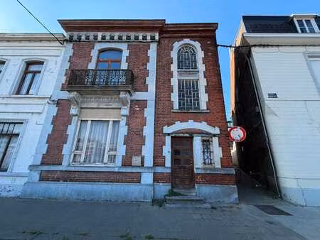 authentique maison de maître à rénover  avec volumes excepti