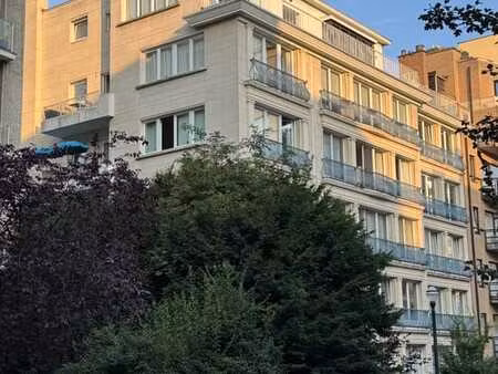appartement 2 chambres ixelles  lumineux avec balcon
