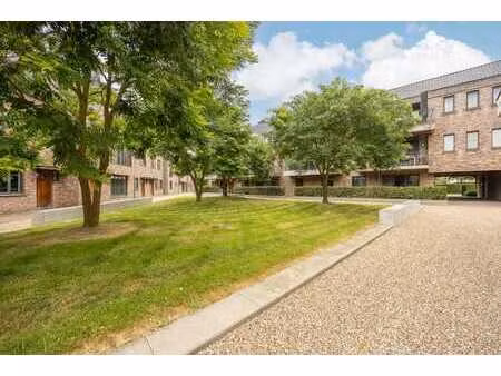 ruim appartement met 3 slaapkamers en autostaanplaats.
