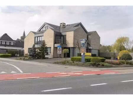 immeuble de rapport comprenant un magasin et 2 appartements