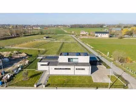 villa récente avec prés sur un grand terrain.