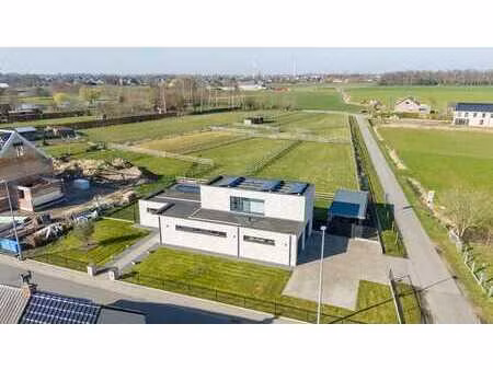 villa récente avec prés sur un grand terrain.