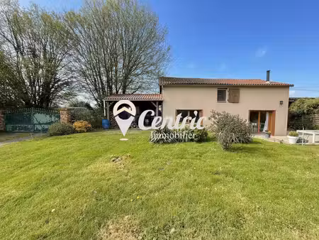 maison en pierre avec jardin
