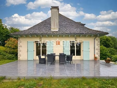 a vendre à 15 minutes d'aurillac sur terrain d'environ 1000 m²  maison de caractère de...