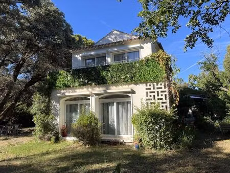 maison à vendre à venasque avec un terrain arboré de chênes  une piscine et un gite