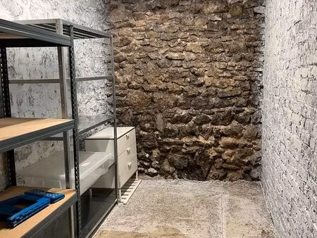 cave rénovée 8 5 m² – grande hauteur (2 80 m) – électricité – accès sécurisé – disponible 