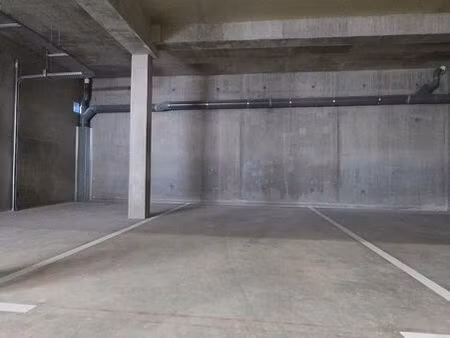 place de parking intérieur dans garage fermé