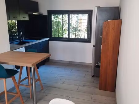 loue maison t2 meublée avec petit jardin clôturé et place de parking