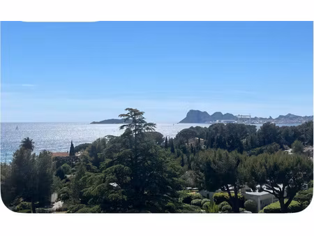 t1/2 37m2   terrasse vue mer   parking  13600 la ciotat