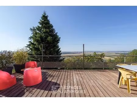 maison au décor singulier et vue panoramique