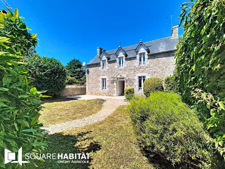maison en pierres dans le bourg de la bouillie