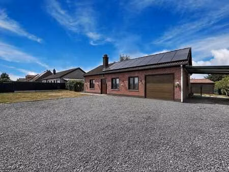 maison plain pied avec panneaux solaires