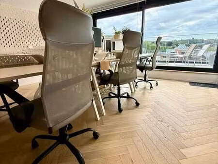 superbe plateau et bureau privé avec salle de réunion