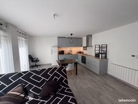 superbe t2 meublé 47m²  terrasse 28m²  parking  clisson centre