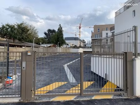 box(es) 12 m² à louer dans immeuble récent sécurisé de champs/marne